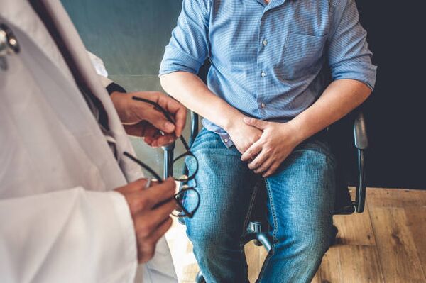 doktor randevusunda prostatit belirtileri olan bir adam